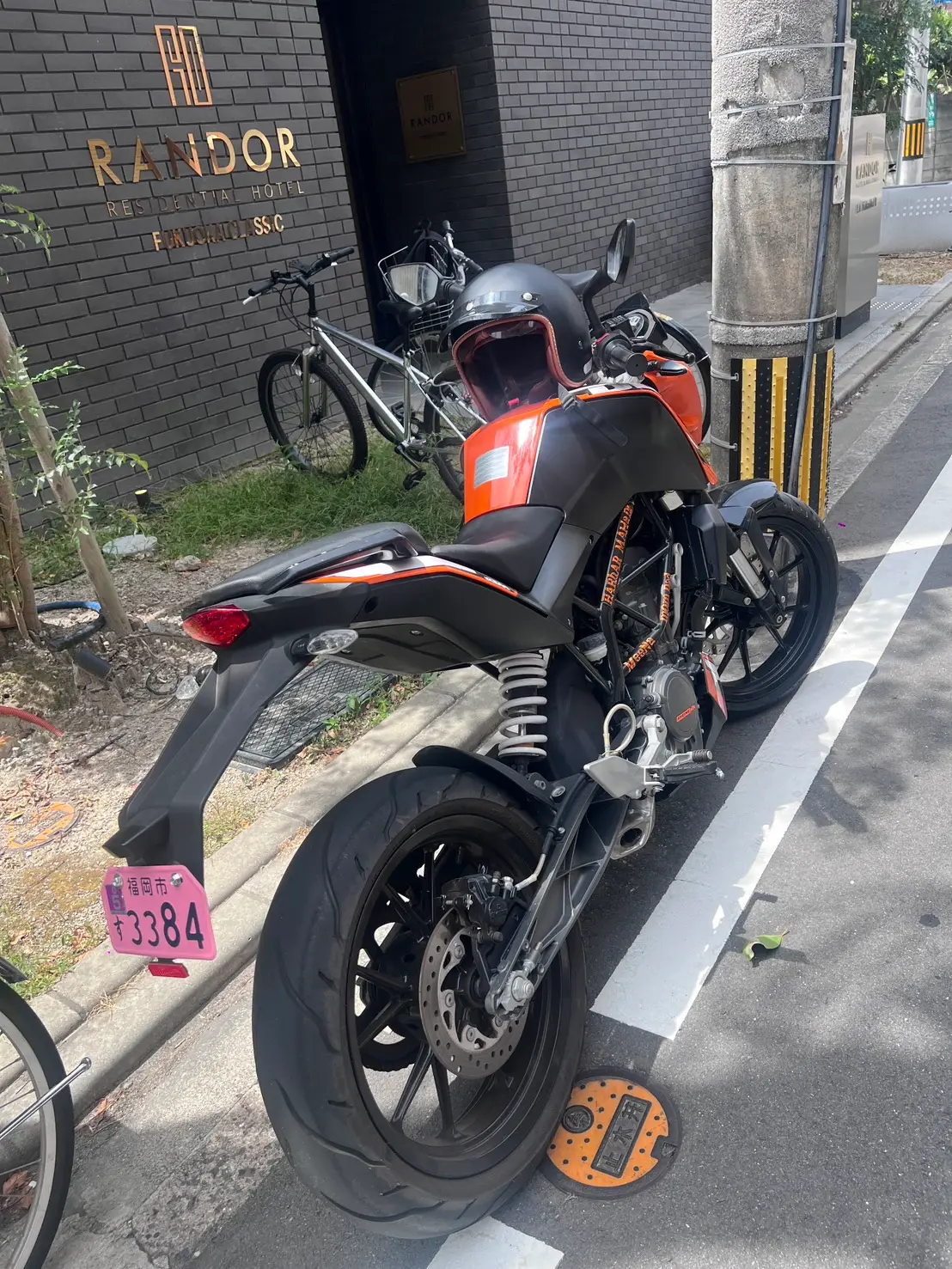 オレンジと黒のKTM デュークとヘルメット