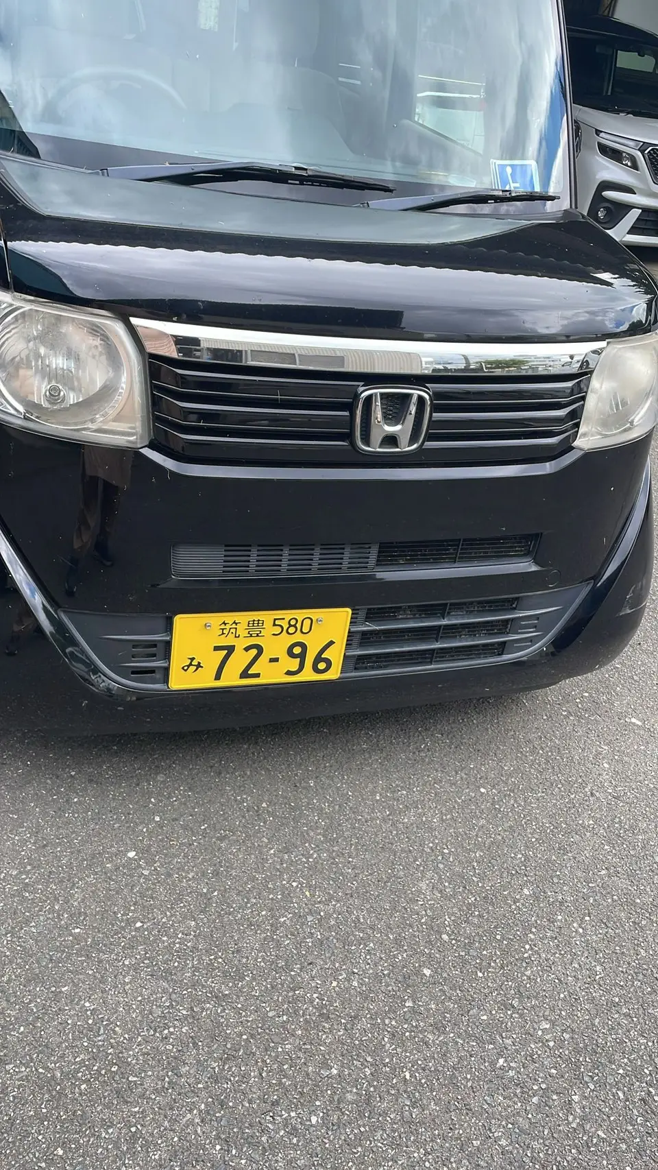 黒のホンダ N-BOXのフロントグリルとナンバー